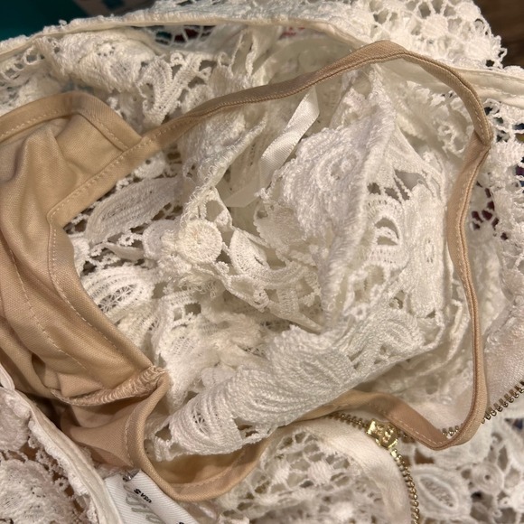 Selfie Leslie Reinhart Floral Asymmetrical Mesh Dress in White. - Picture 5 of 14